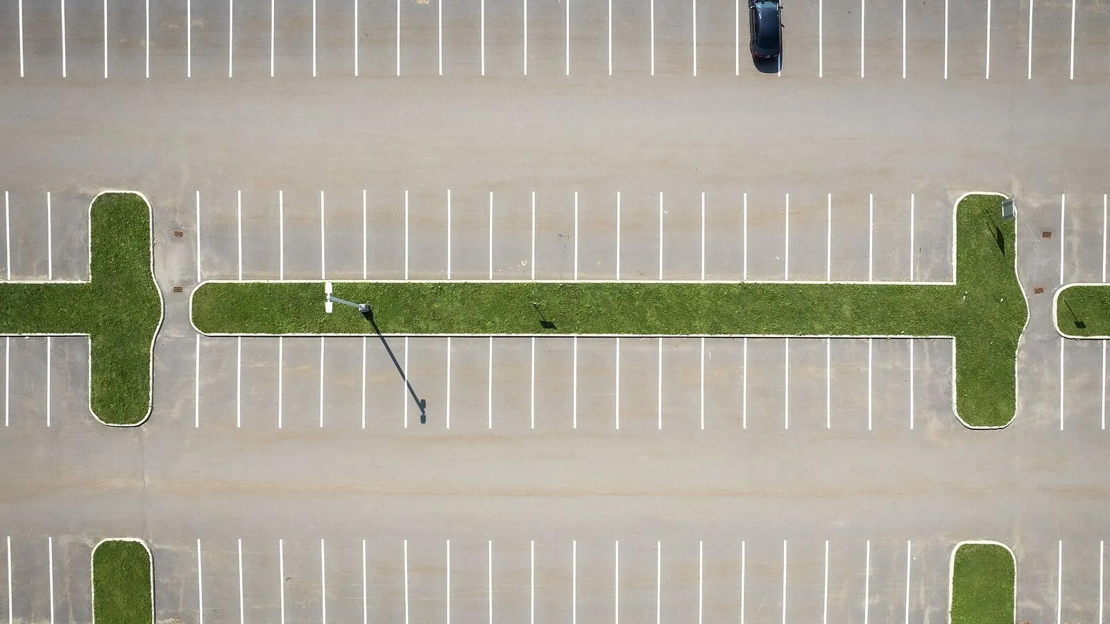 Voiture réelle photographiée en extérieur pour « Auto-école agréée vs filière libre: Comparatif pour le permis B belge »