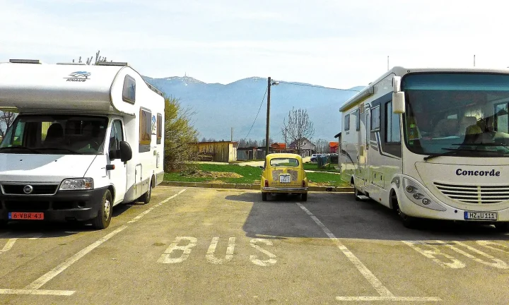Camping-car réel photographié sur la route ou en stationnement pour « L’automne en camping-car en Belgique : Couleurs flamboyantes et balades forestières »