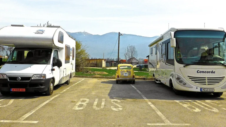 Camping-car réel photographié sur la route ou en stationnement pour « L’automne en camping-car en Belgique : Couleurs flamboyantes et balades forestières »