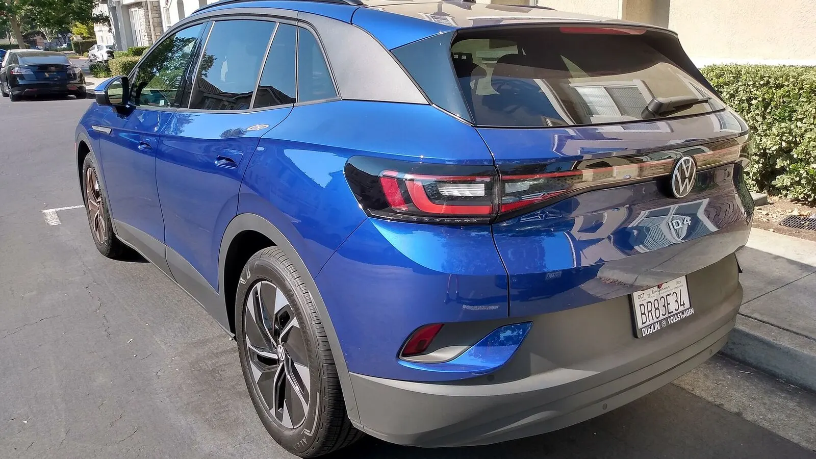 Voiture électrique réelle photographiée en extérieur pour « Autonomie et Performances des VE »