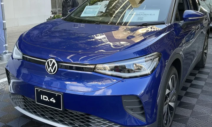 Voiture électrique réelle photographiée en extérieur pour « Autonomie Urbaine vs. Autoroute : Quelle Différence pour les VE en Belgique ? »