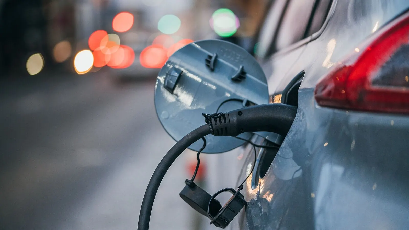 Voiture électrique réelle photographiée en extérieur pour « L’autonomie des voitures électriques en Belgique : Réalité et astuces »