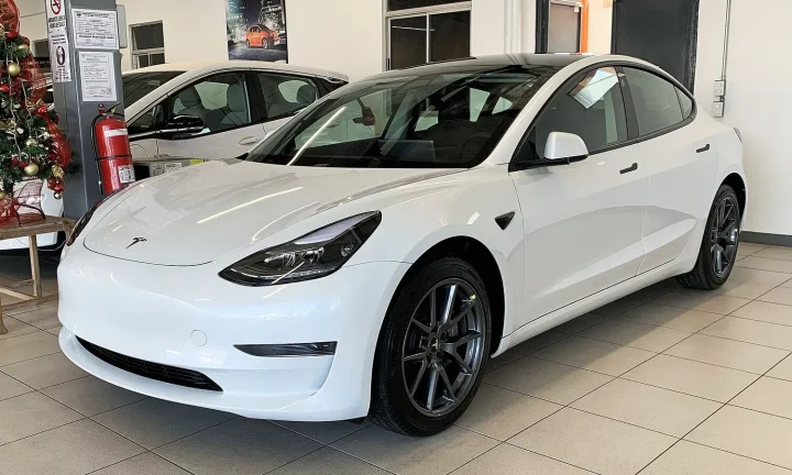 Voiture électrique réelle photographiée en extérieur pour « Autonomie des voitures électriques : Réalité et astuces pour l’optimiser en Belgique »