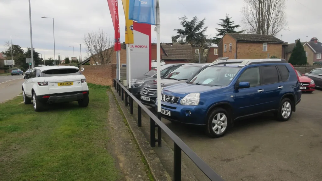 Voitures d’occasion alignées sur le parc d’un vendeur