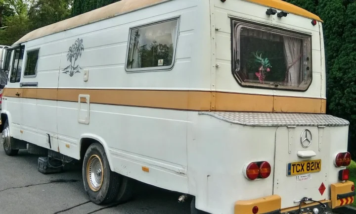 Camping-car réel photographié sur la route ou en stationnement pour « Auvents et Stores de Camping-Car : Quel Choix pour la Belgique ? »