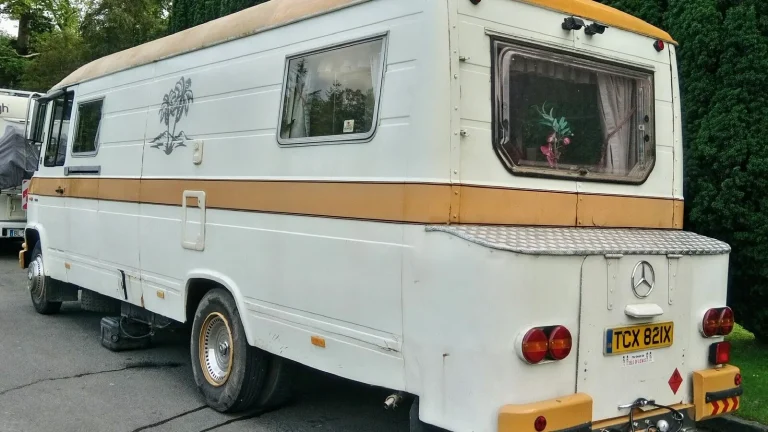 Camping-car réel photographié sur la route ou en stationnement pour « Auvents et Stores de Camping-Car : Quel Choix pour la Belgique ? »