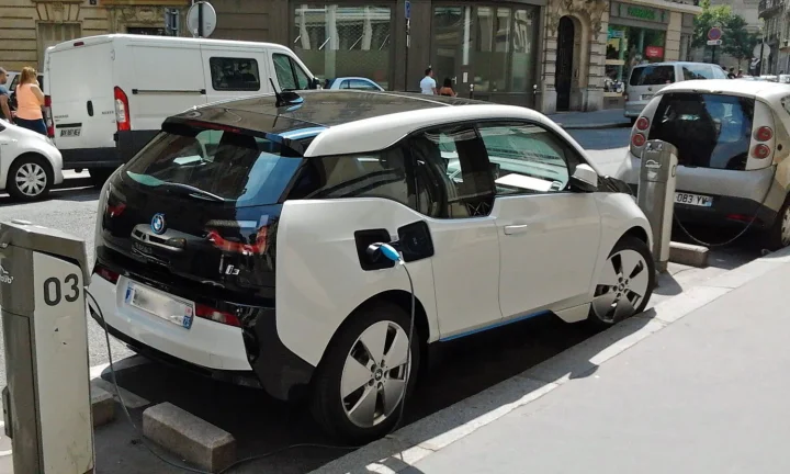 Voiture électrique réelle photographiée près d’une borne de recharge pour « Avantages et défis de la recharge au travail pour les employés en Belgique »