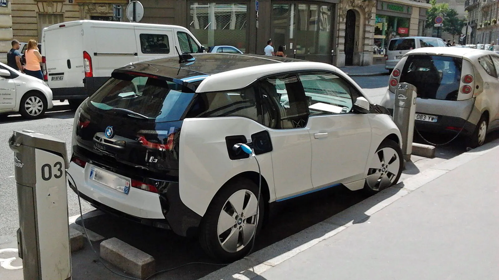Voiture électrique réelle photographiée près d’une borne de recharge pour « Avantages et défis de la recharge au travail pour les employés en Belgique »