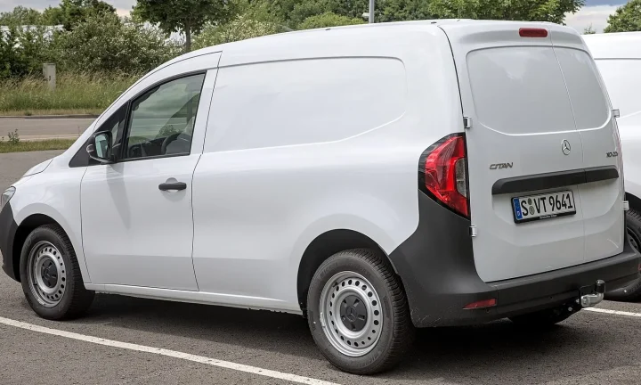 Voiture électrique réelle photographiée en extérieur pour « Avantages Fiscaux pour les Indépendants et PME Passant à l’Électrique en Belgique »