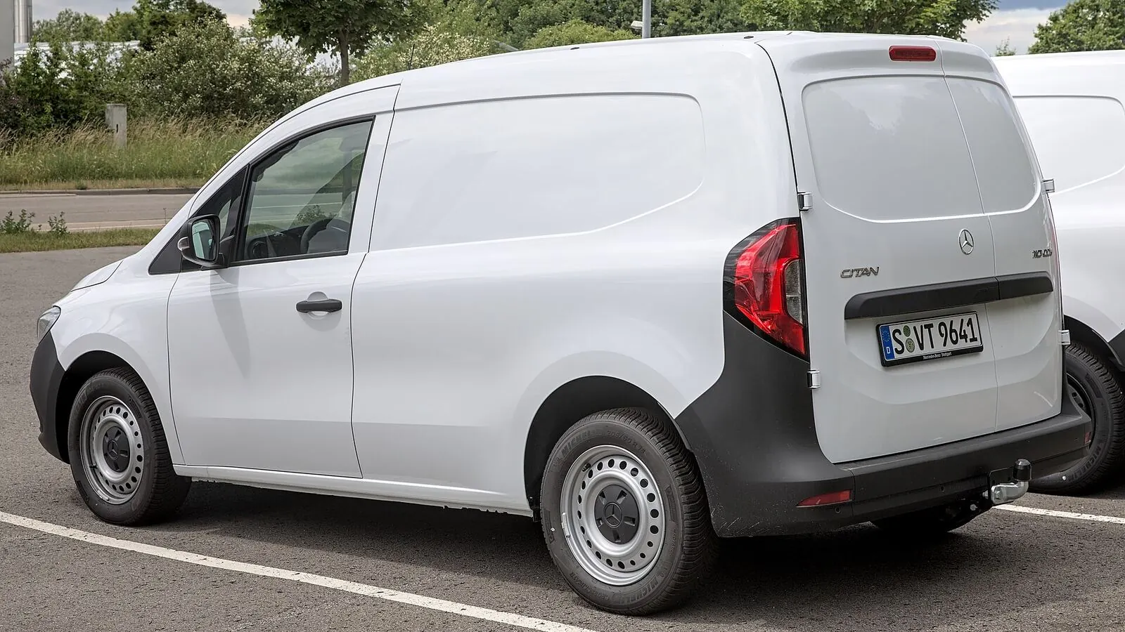 Voiture électrique réelle photographiée en extérieur pour « Avantages Fiscaux pour les Indépendants et PME Passant à l’Électrique en Belgique »