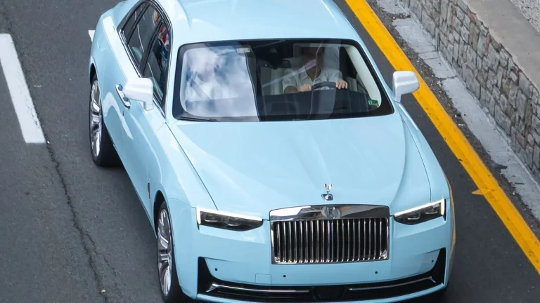 Voitures réelles photographiées dans un contexte de vente automobile pour « Avantages et inconvénients du leasing voiture pour les particuliers belges »