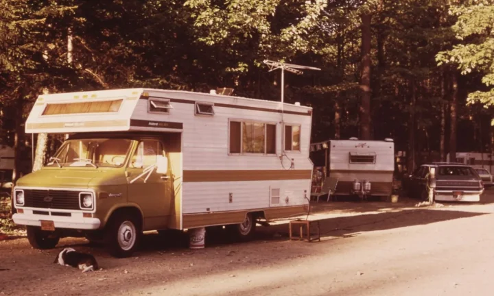 Camping-car réel photographié sur la route ou en stationnement pour « Les Avantages de la Location Longue Durée de Camping-Cars en Belgique »