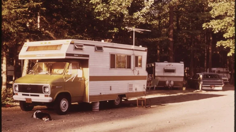 Camping-car réel photographié sur la route ou en stationnement pour « Les Avantages de la Location Longue Durée de Camping-Cars en Belgique »