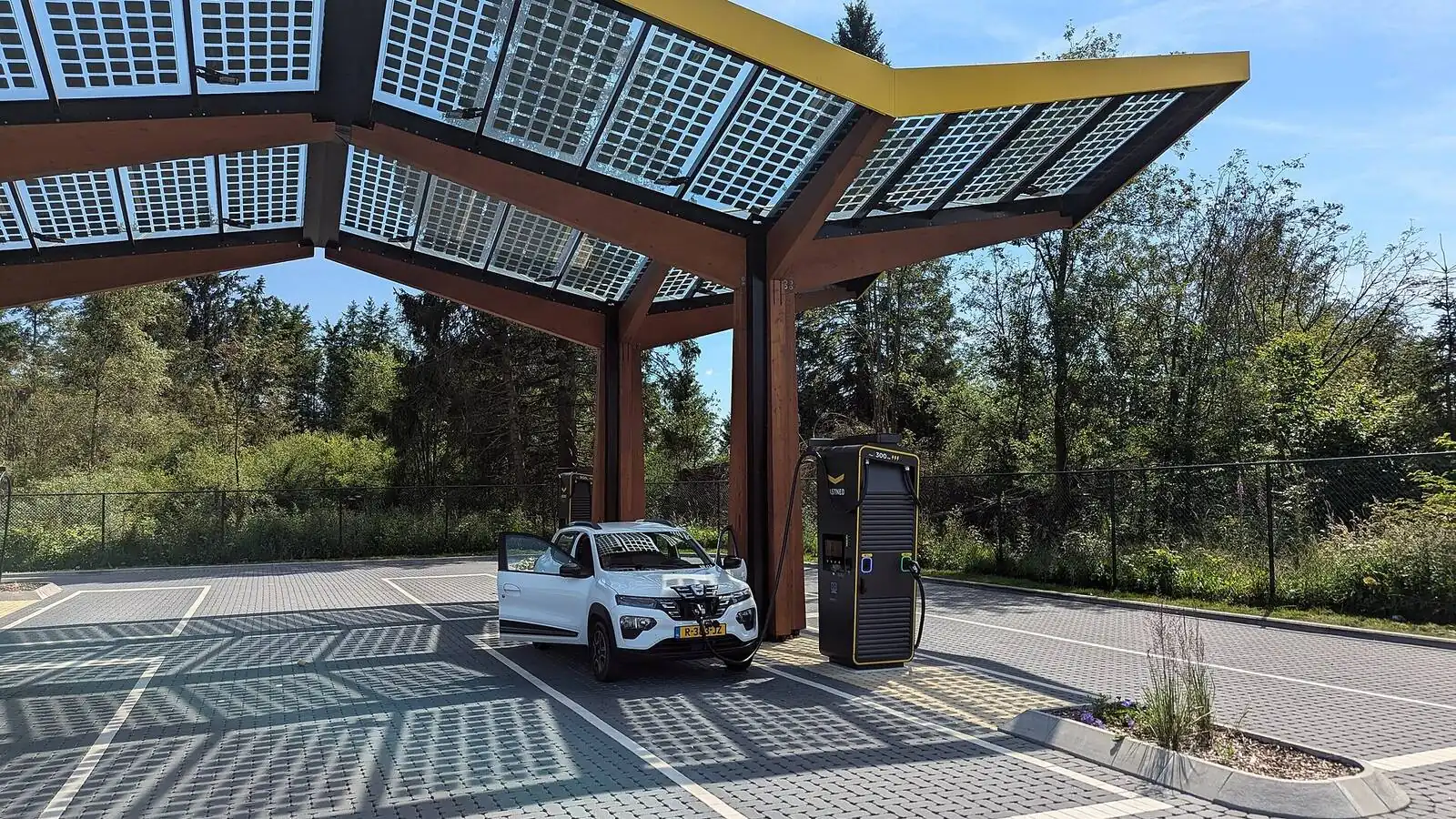 Voiture électrique réelle photographiée en extérieur pour « Les Avantages Inattendus des Voitures Électriques d’Occasion en Belgique »