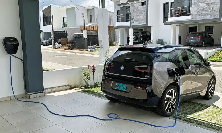 Voiture électrique réelle photographiée près d’une borne de recharge pour « L’avenir de l’infrastructure de recharge VE en Belgique: Plans et objectifs »