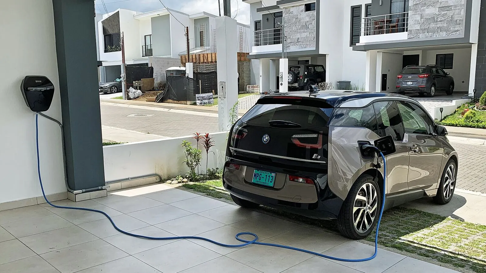 Voiture électrique réelle photographiée près d’une borne de recharge pour « L’avenir de l’infrastructure de recharge VE en Belgique: Plans et objectifs »