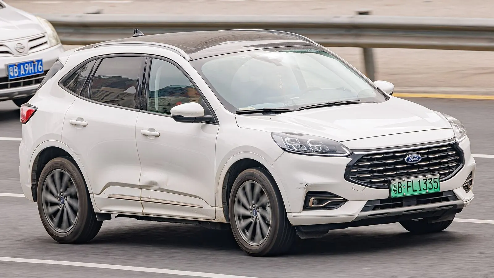 Voiture réelle photographiée en extérieur pour « L’Avenir du Réseau de Recharge Rapide en Wallonie »
