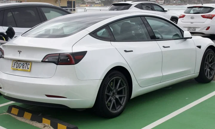 Voiture électrique réelle photographiée en extérieur pour « L’avenir de la voiture électrique en Belgique : Tendances et innovations »