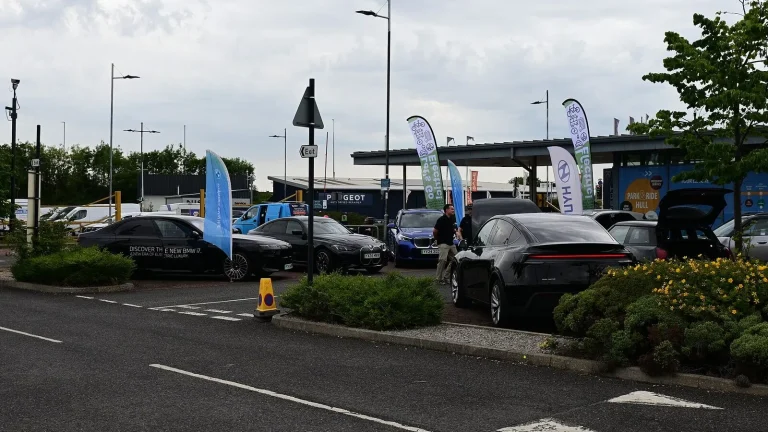Voiture électrique réelle photographiée en extérieur pour « Batterie de Voiture d’Occasion: Durée de Vie, Signes de Faiblesse et Prix du Remplacement »