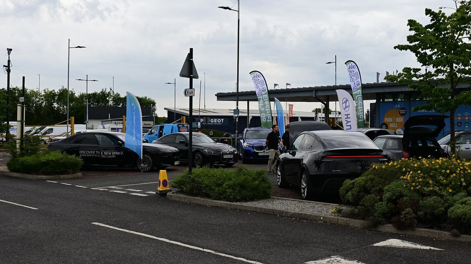 Voiture électrique réelle photographiée en extérieur pour « Batterie de Voiture d’Occasion: Durée de Vie, Signes de Faiblesse et Prix du Remplacement »