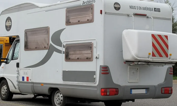 Camping-car réel photographié sur la route ou en stationnement pour « La Belgique artistique en camping-car : Musées, galeries et street art »