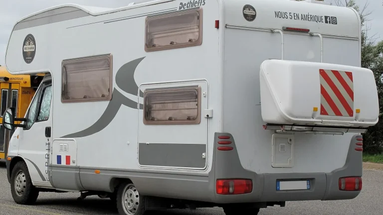 Camping-car réel photographié sur la route ou en stationnement pour « La Belgique artistique en camping-car : Musées, galeries et street art »