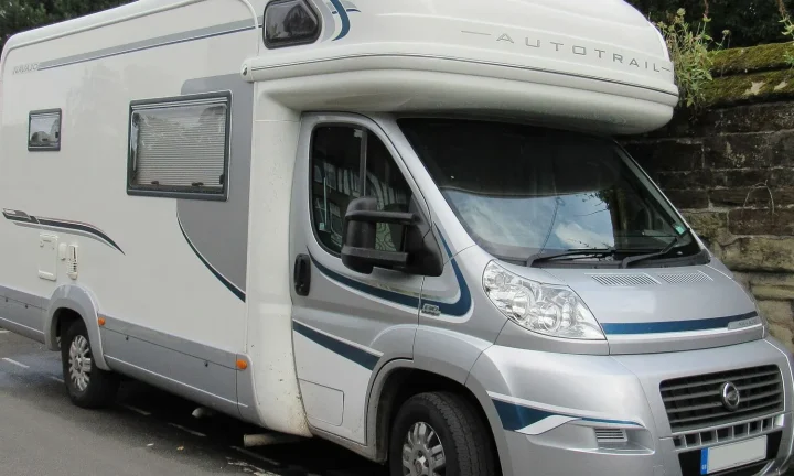Camping-car réel photographié sur la route ou en stationnement pour « La Belgique en hiver en camping-car : Ambiances cosy et découvertes hivernales »