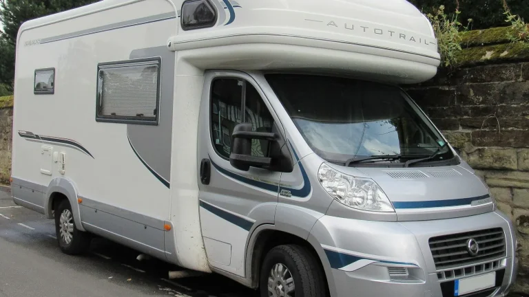 Camping-car réel photographié sur la route ou en stationnement pour « La Belgique en hiver en camping-car : Ambiances cosy et découvertes hivernales »