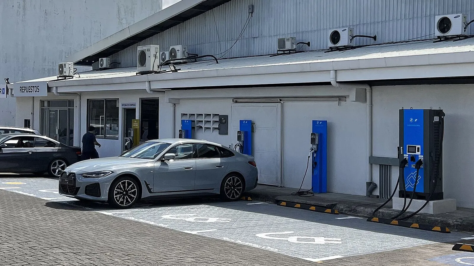 Voiture électrique réelle photographiée en extérieur pour « Bilan Carbone des VE en Belgique : Une Réalité Plus Verte ? »