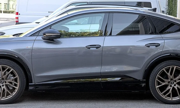 Voiture électrique réelle photographiée en extérieur pour « Bilan écologique de la chaîne d’approvisionnement des VE en Belgique »