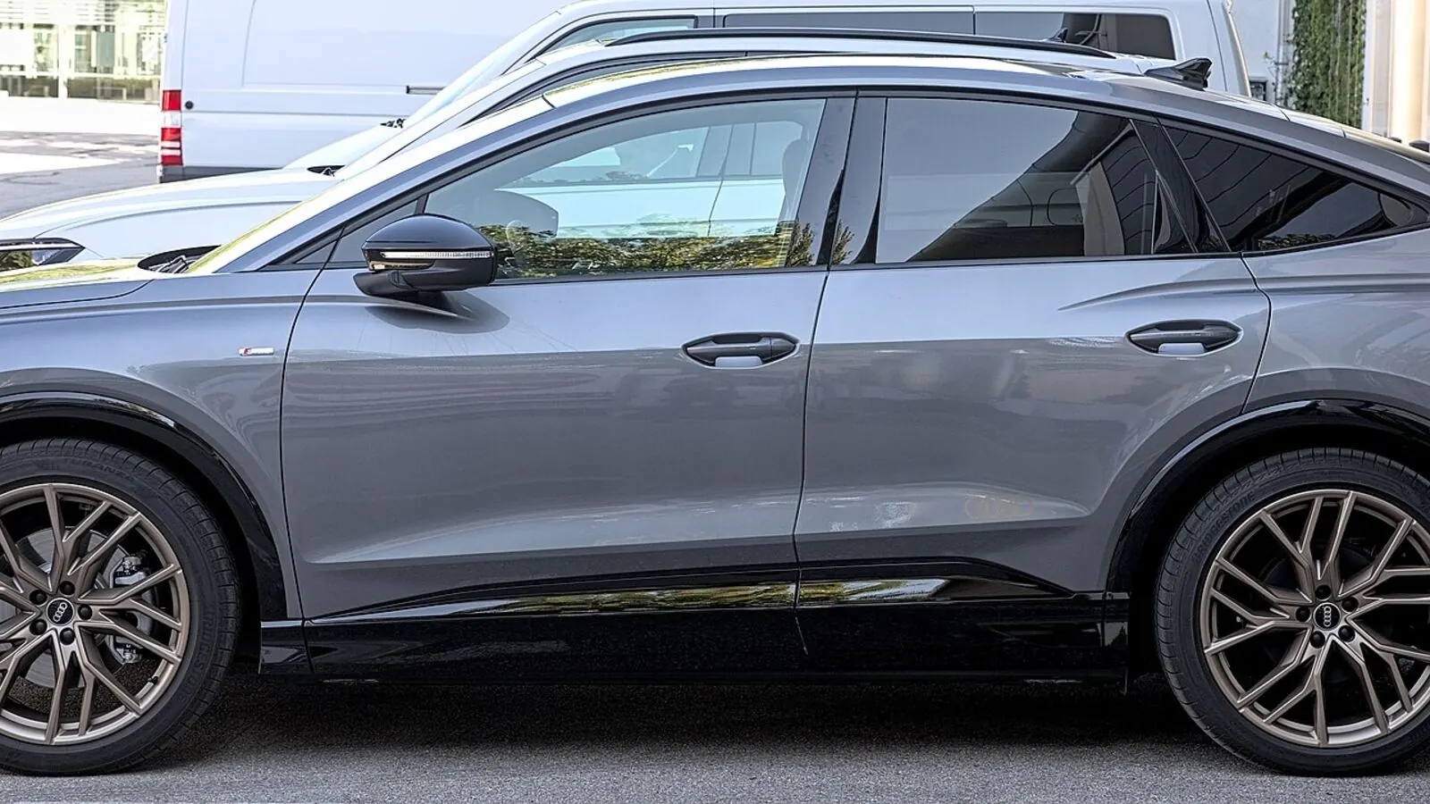 Voiture électrique réelle photographiée en extérieur pour « Bilan écologique de la chaîne d’approvisionnement des VE en Belgique »