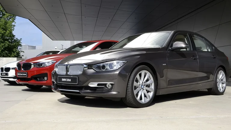 Voiture réelle photographiée en extérieur pour « BMW Série 3 d’occasion en Belgique : Luxe Abordable ou Piège ? »