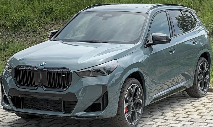 Photo réelle du modèle BMW X1 en extérieur