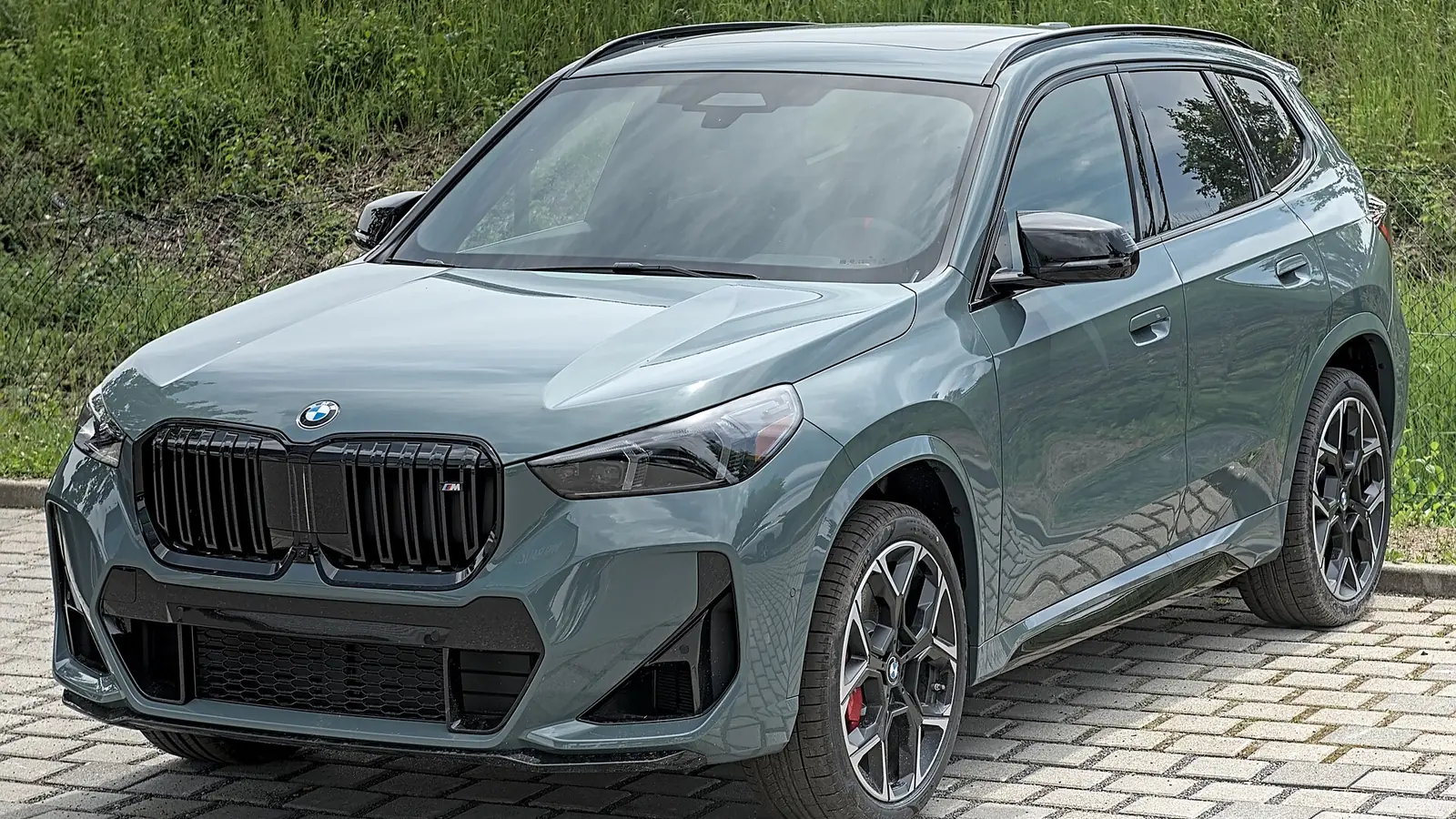 Photo réelle du modèle BMW X1 en extérieur
