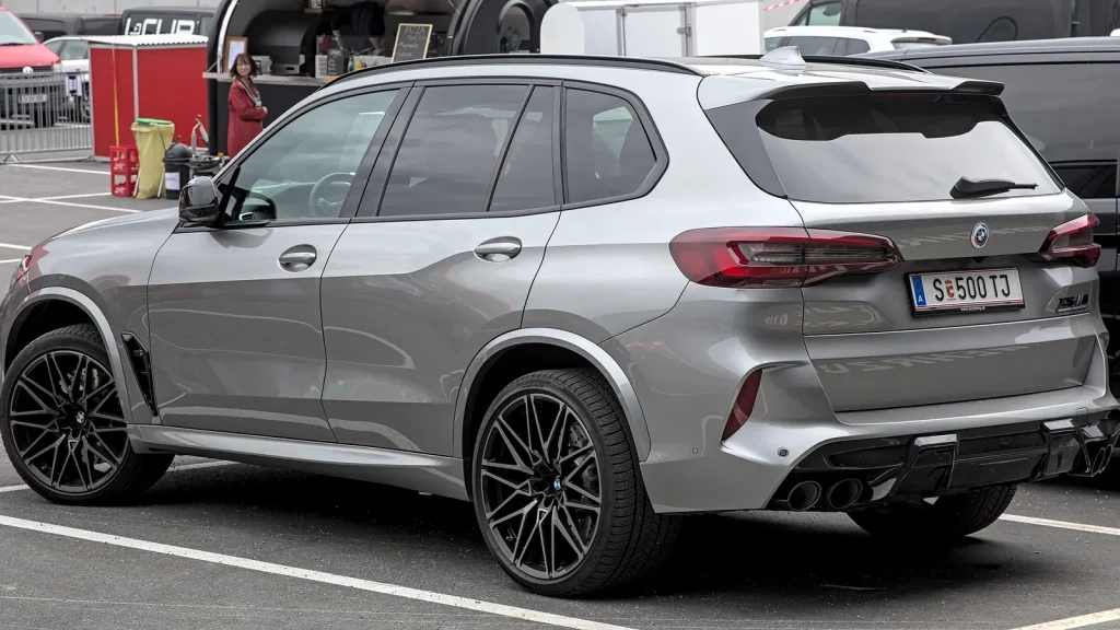 BMW X5 photographié en extérieur