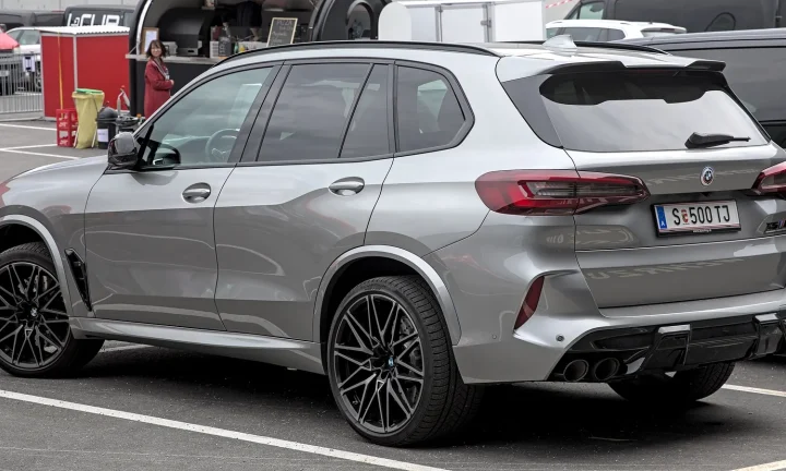 BMW X5 photographié en extérieur