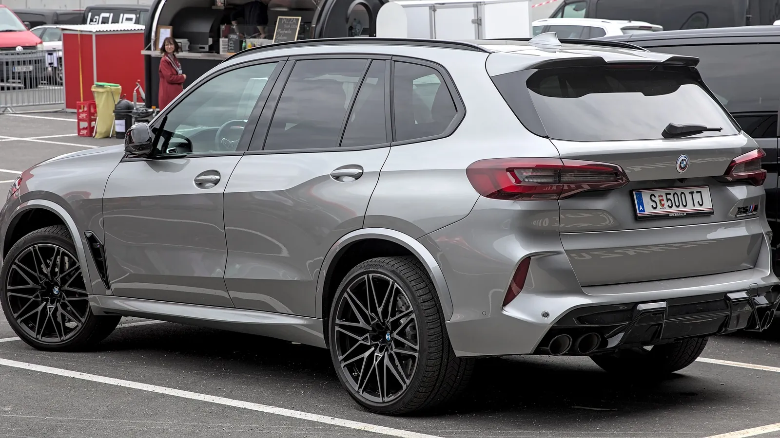 BMW X5 photographié en extérieur