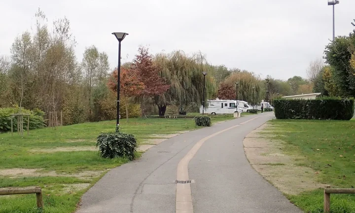 Camping-car réel photographié sur la route ou en stationnement pour « Le système Bonus-Malus en assurance camping-car en Belgique : Comment ça marche ? »