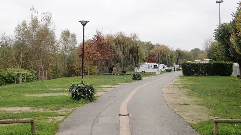 Camping-car réel photographié sur la route ou en stationnement pour « Le système Bonus-Malus en assurance camping-car en Belgique : Comment ça marche ? »