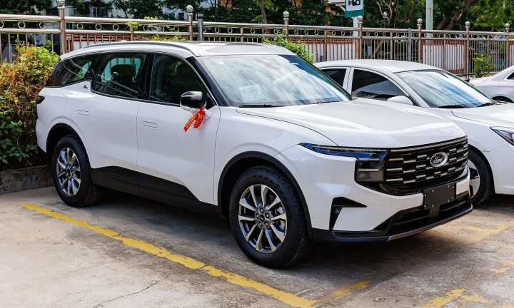 Voiture réelle photographiée en extérieur pour « Bornes Intelligentes et V2G en Belgique : Le Futur de la Recharge »