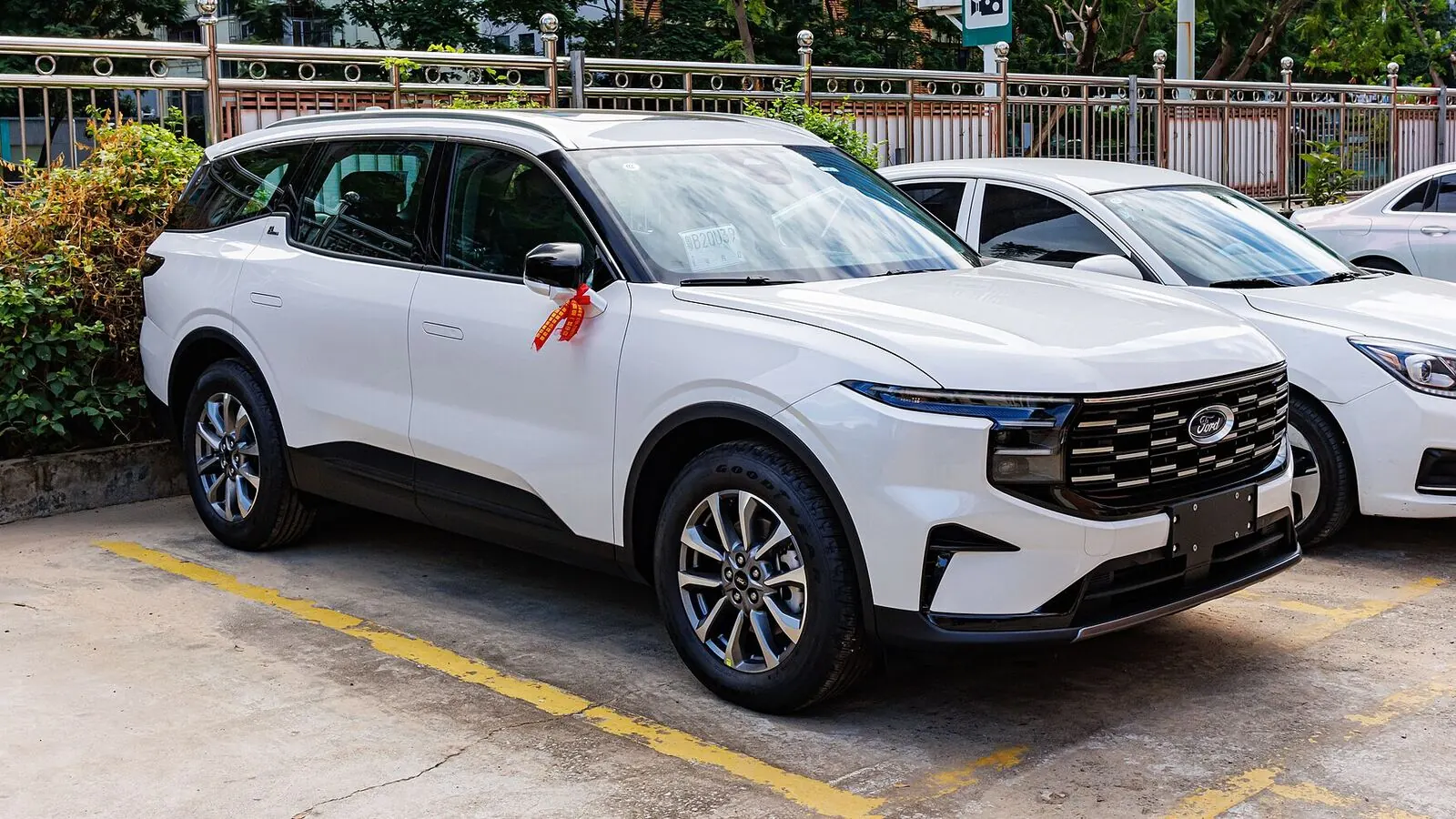 Voiture réelle photographiée en extérieur pour « Bornes Intelligentes et V2G en Belgique : Le Futur de la Recharge »