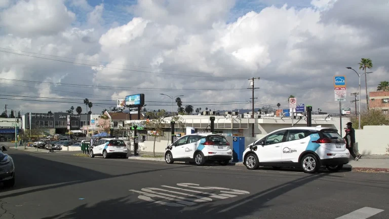 Voiture électrique réelle photographiée près d’une borne de recharge pour « Bornes de Recharge en Belgique: Où et Comment Recharger sa Voiture Électrique d’Occasion? »