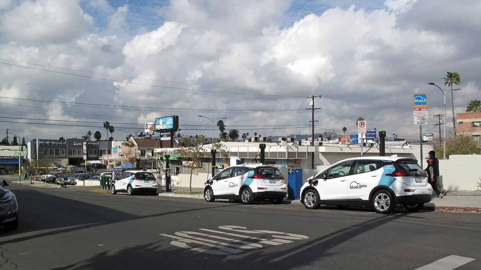 Voiture électrique réelle photographiée près d’une borne de recharge pour « Bornes de Recharge en Belgique: Où et Comment Recharger sa Voiture Électrique d’Occasion? »