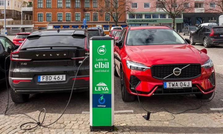 Voiture électrique réelle photographiée près d’une borne de recharge pour « Bornes de Recharge en Belgique : Compatibilité et Vitesse Selon les Modèles »