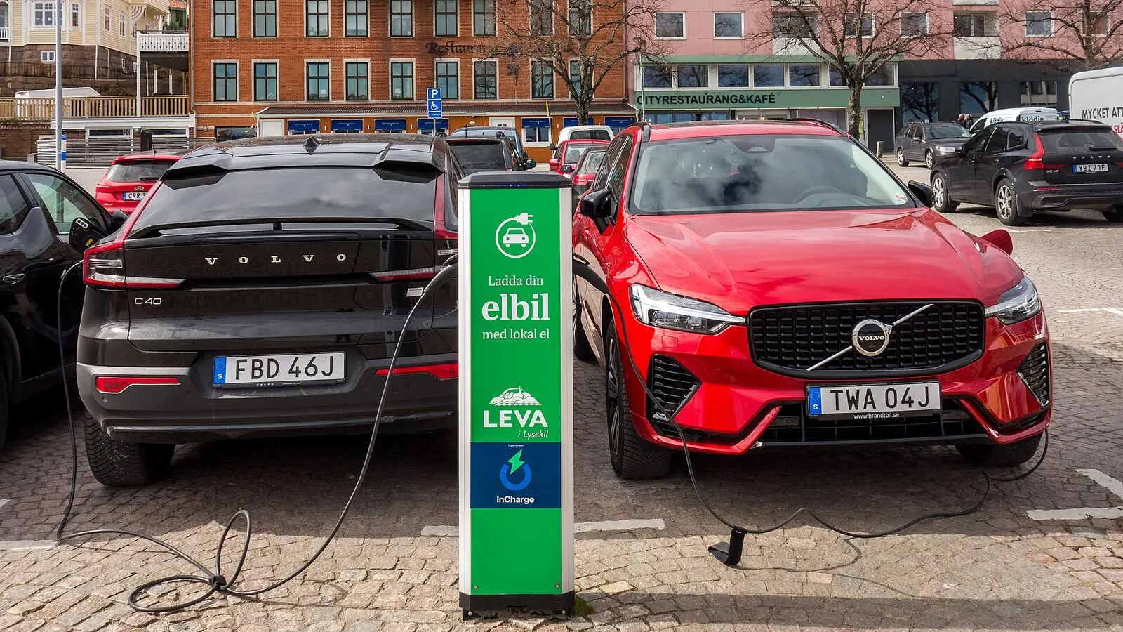 Voiture électrique réelle photographiée près d’une borne de recharge pour « Bornes de Recharge en Belgique : Compatibilité et Vitesse Selon les Modèles »