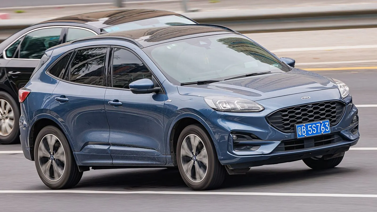 Voiture réelle photographiée en extérieur pour « Les Bornes de Recharge en Copropriété : Réglementations Belges et Solutions »