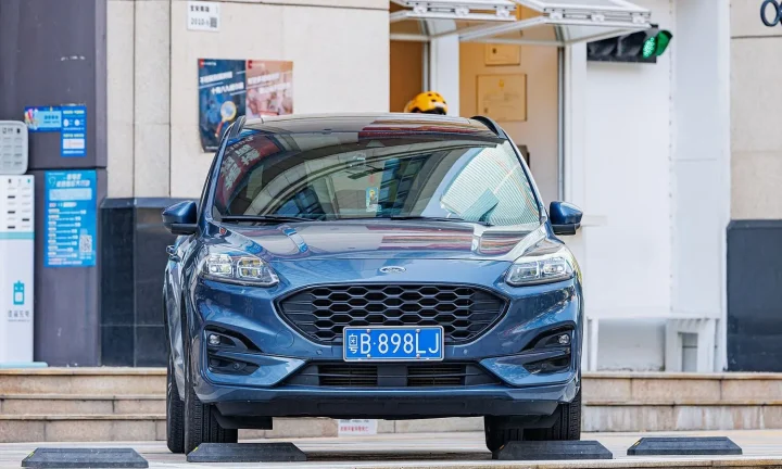 Voiture réelle photographiée en extérieur pour « Les bornes de recharge gratuites en Belgique : sont-elles encore une réalité ? »