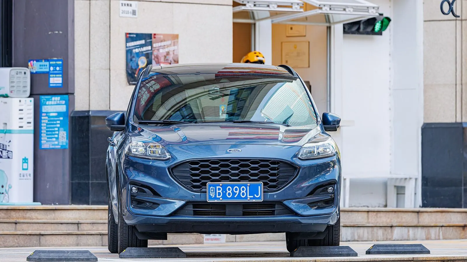 Voiture réelle photographiée en extérieur pour « Les bornes de recharge gratuites en Belgique : sont-elles encore une réalité ? »