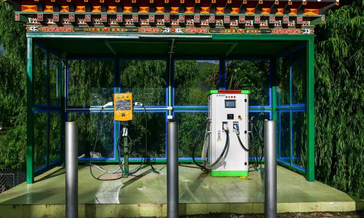 Voiture électrique réelle photographiée près d’une borne de recharge pour « Bornes de recharge publiques en Belgique: Guide complet des types et emplacements »