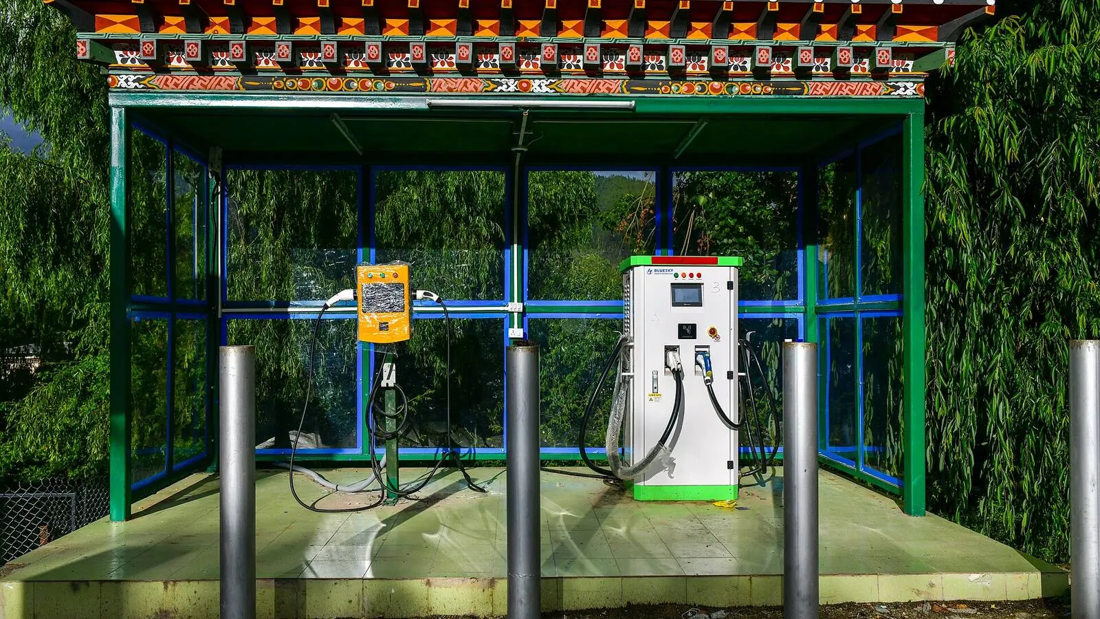 Voiture électrique réelle photographiée près d’une borne de recharge pour « Bornes de recharge publiques en Belgique: Guide complet des types et emplacements »